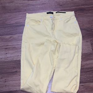 Yellow skinny jeans